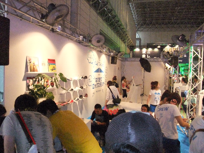 飾ってあるレコードはブラック・サバス、クイーン、ザ・クラッシュです。