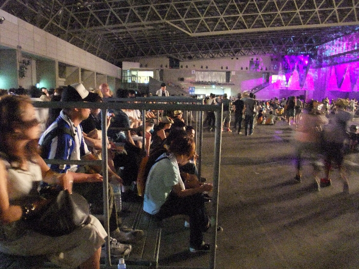 ステージの後方にはスタンド席のような仮設の長いベンチがあります。