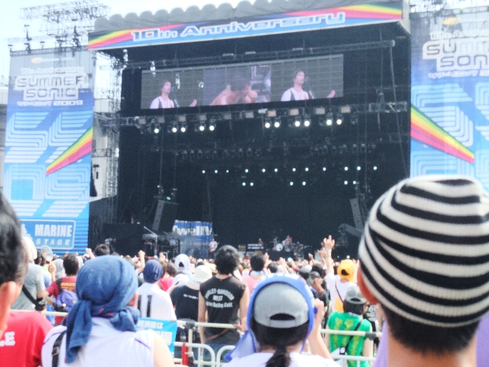 ステージの上部にモニターがあります。一度に2つの映像を表示できるようです。