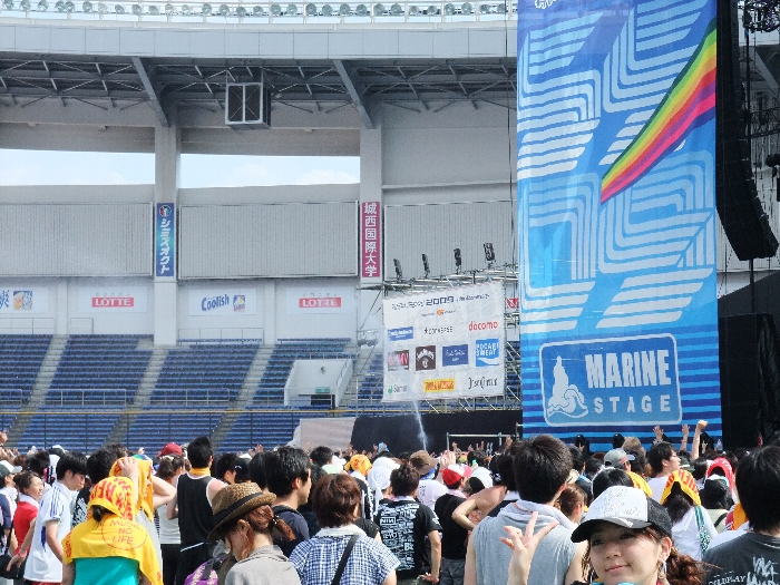 公演の合間に水が撒かれます。