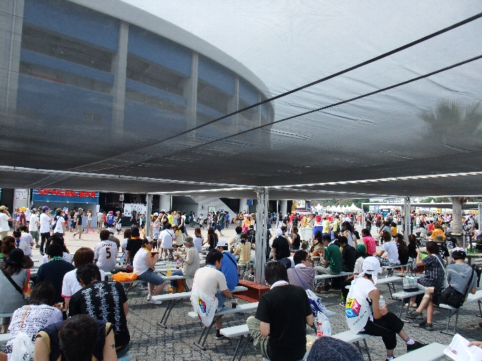 網のひさしがついた休憩所。