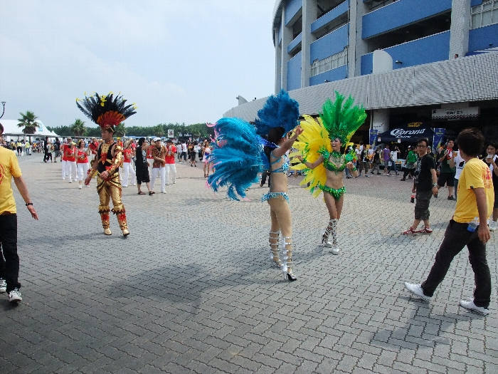 規模は小さいがサンバの集団が歩いていました。