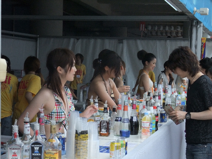 マリンステージ下のカクテル店。