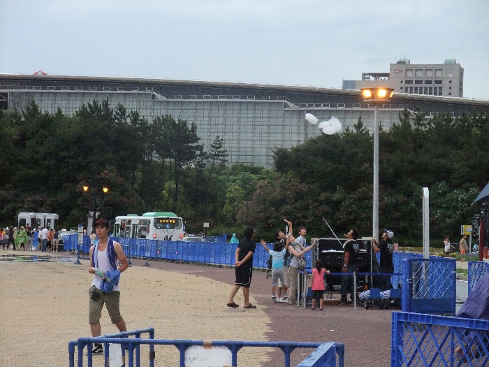 何か泡状のものを飛ばす人たち。