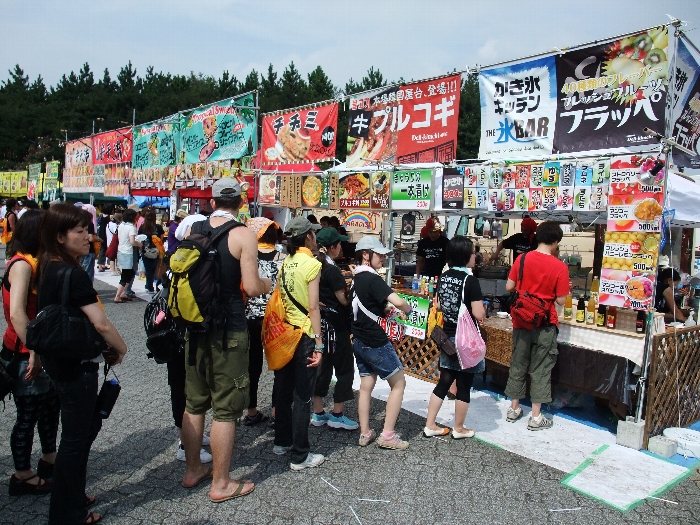 マリンステージ外周の飲食店。韓国料理、かき氷店など。