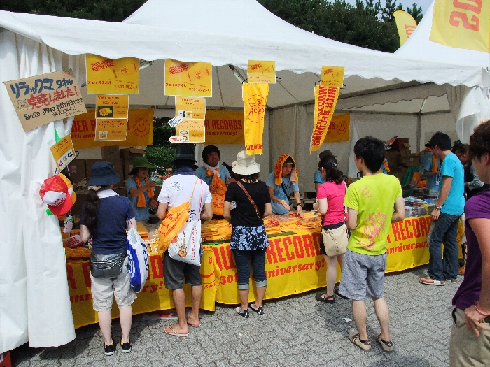 タワーレコードの店。タオルは500円。