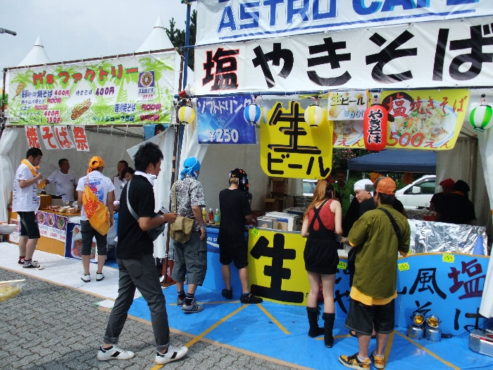 2店並んだ焼きそば店。