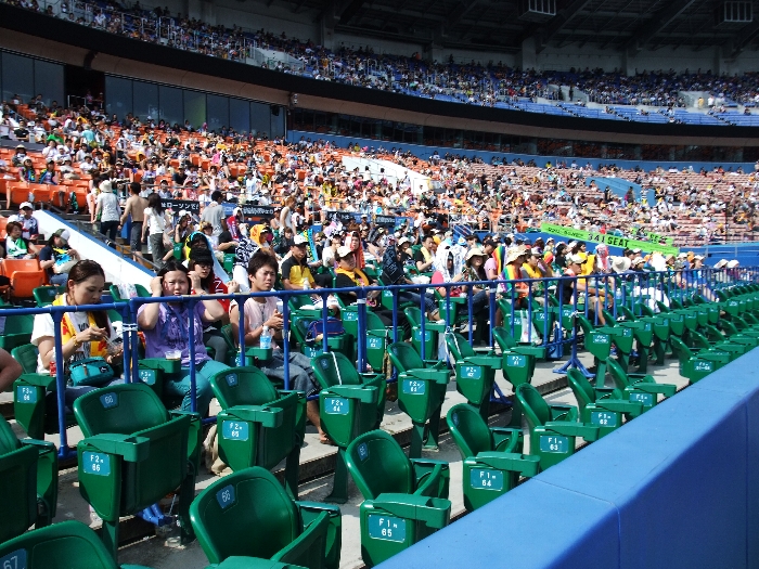 アリーナに向かう通路からスタンド席を撮っていますが、前2列は座れません。