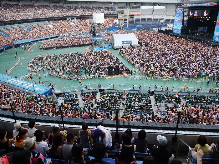 向こう側がアイランドステージ側、こちら側がキャンプ場側です。マリンステージの入り口からはアイランドステージ側が近いため、向こう側に人が多く入っています。