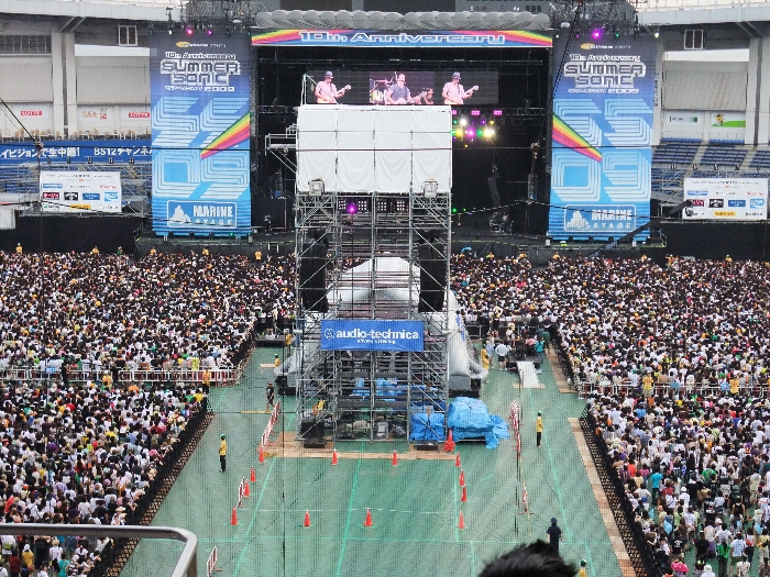 スタンド席の中央から。中央はステージが見えないので、席にあまり人がいません。