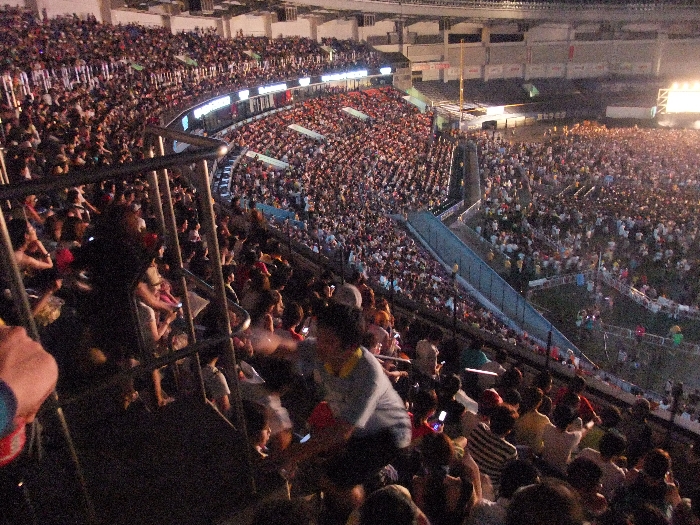 スタンド席。3階席まで埋まっています。