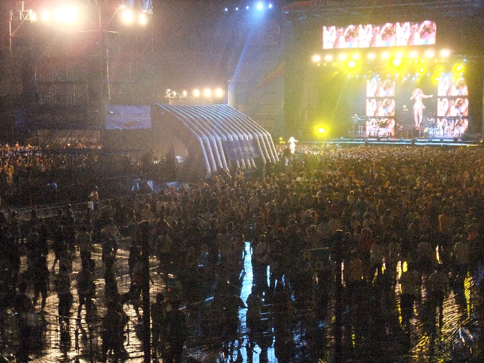 ステージが明るくなって、スクリーンに大映しになっています。