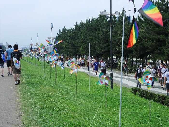 右側はマリンステージに向かう人。