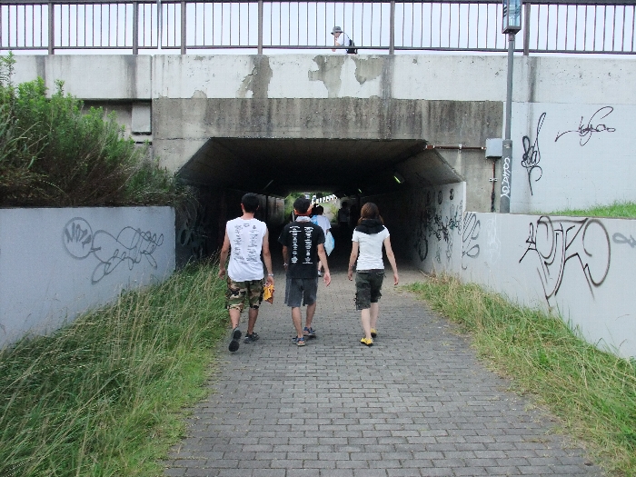 車道をくぐる隧道。