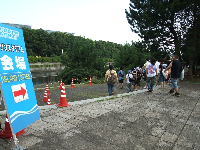 幕張メッセを出て駐車場方面に向かい、歩道へ降りたところです。かつてここにリバーサイドガーデンのステージがありました。