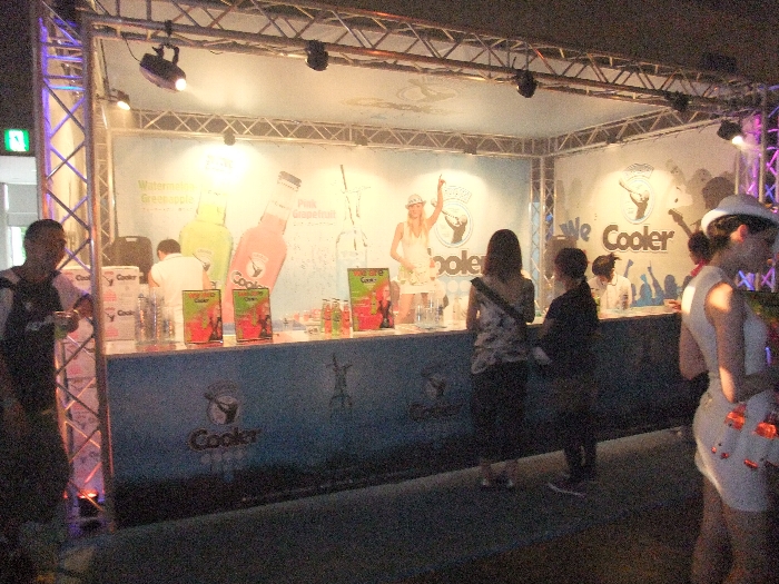 ソニックアートは音楽以外のさまざまなサービスを集めたところです。外国人女性が売り子になっている飲料店。