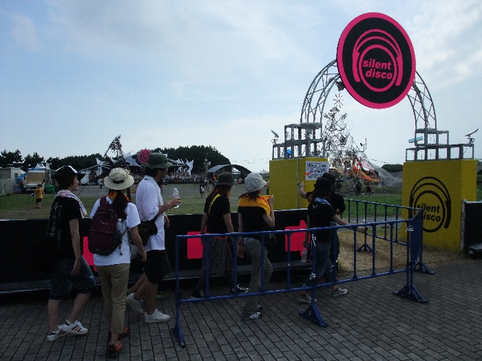 マリンステージとシーサイドビレッジの間にあるサイレントディスコ。