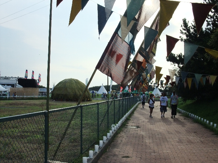 通路の両サイドにあるのはろうそくのカップです。