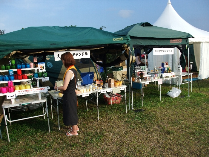 ろうそくのカップを提供するカメヤマローソクの店。