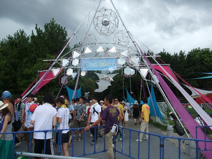 ビーチステージへの通路の入り口。