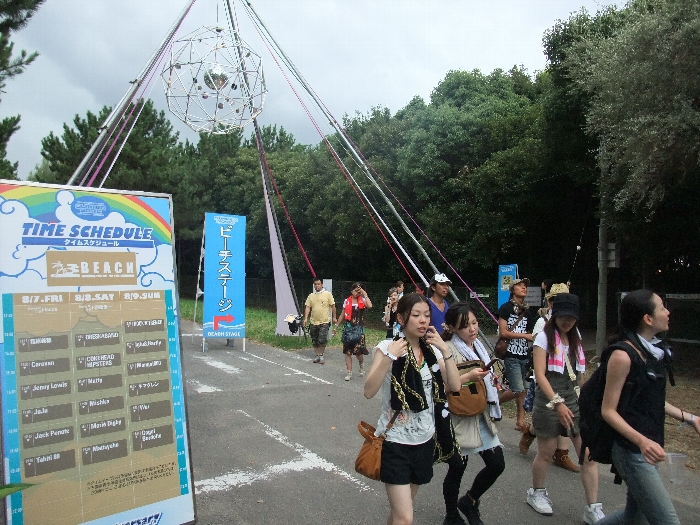 右に曲がるとビーチステージです。