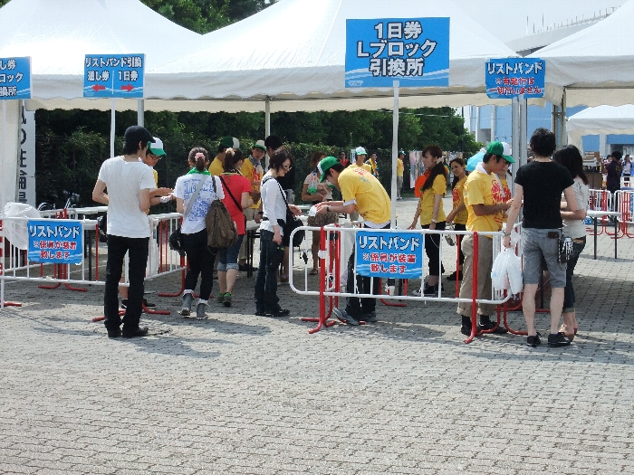 リストバンド交換所。係員が装着することになっています。