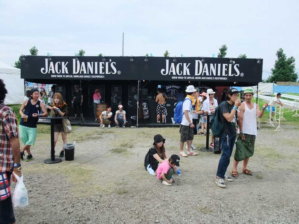 後方の飲食店区域ではなく客席側にあるジャック・ダニエルズの店。