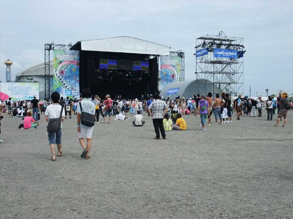 昼間は後方まで人で埋まることはありません。