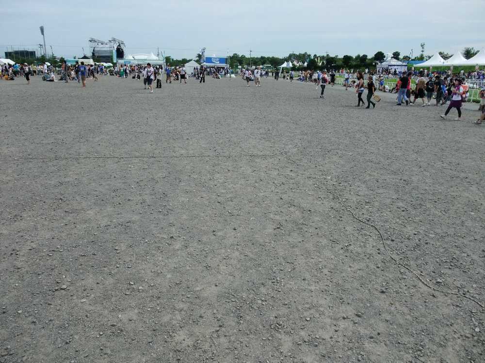 奥に見えるのは屋外で最も小さいパークステージです。