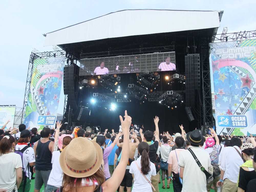 ア・トライブ・コールド・クエスト公演中。