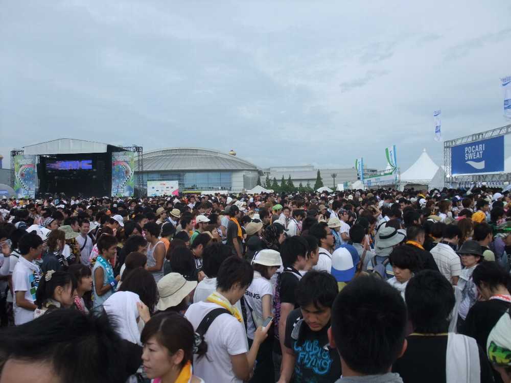 SUM41の公演終了後、出入り口で混雑する様子。右側は飲食店が集まるオアシスエリアにつながります。