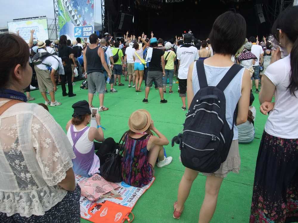 ア・トライブ・コールド・クエスト開演前。緑のマットが敷いてあるのでかなり前方ですが、座って見られます。