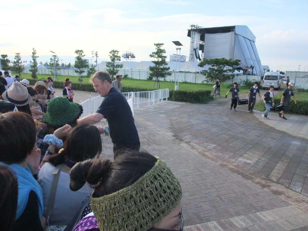 テイラー・スウィフト公演前、「フィアレス」のジャケットデザイン入りギターピックを配るスタッフ。