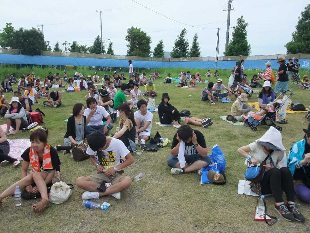 後方は芝生が生えているのでそのまま座れます。