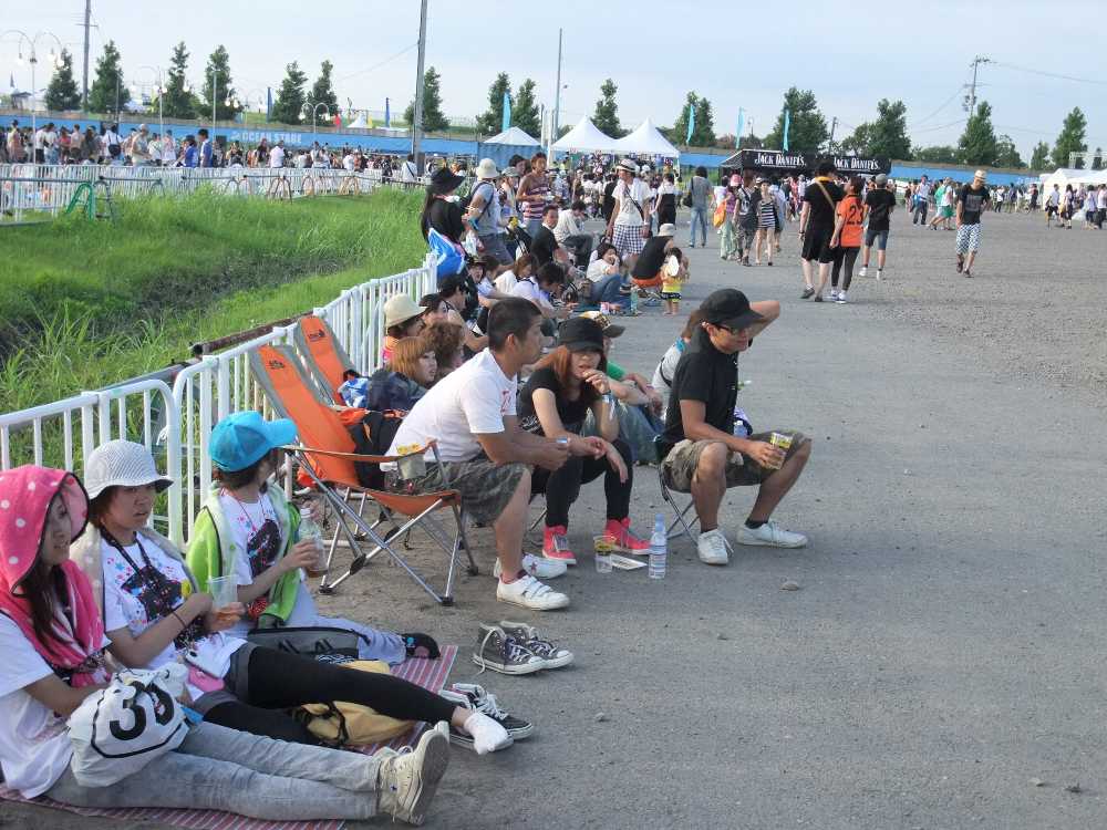 アウトドア用のいすを持ち込む人は少ないがいます。