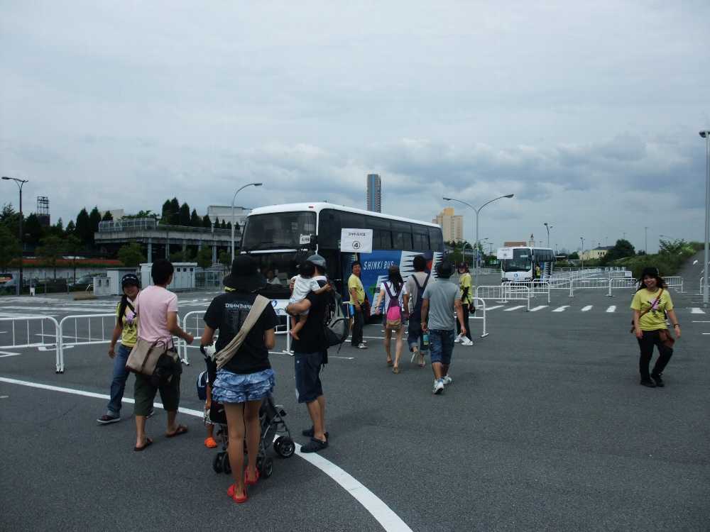 JR桜島駅の近くにあるシャトルバス乗り場。会場までバスで15分から20分ほどかかります。午後2時ごろ。