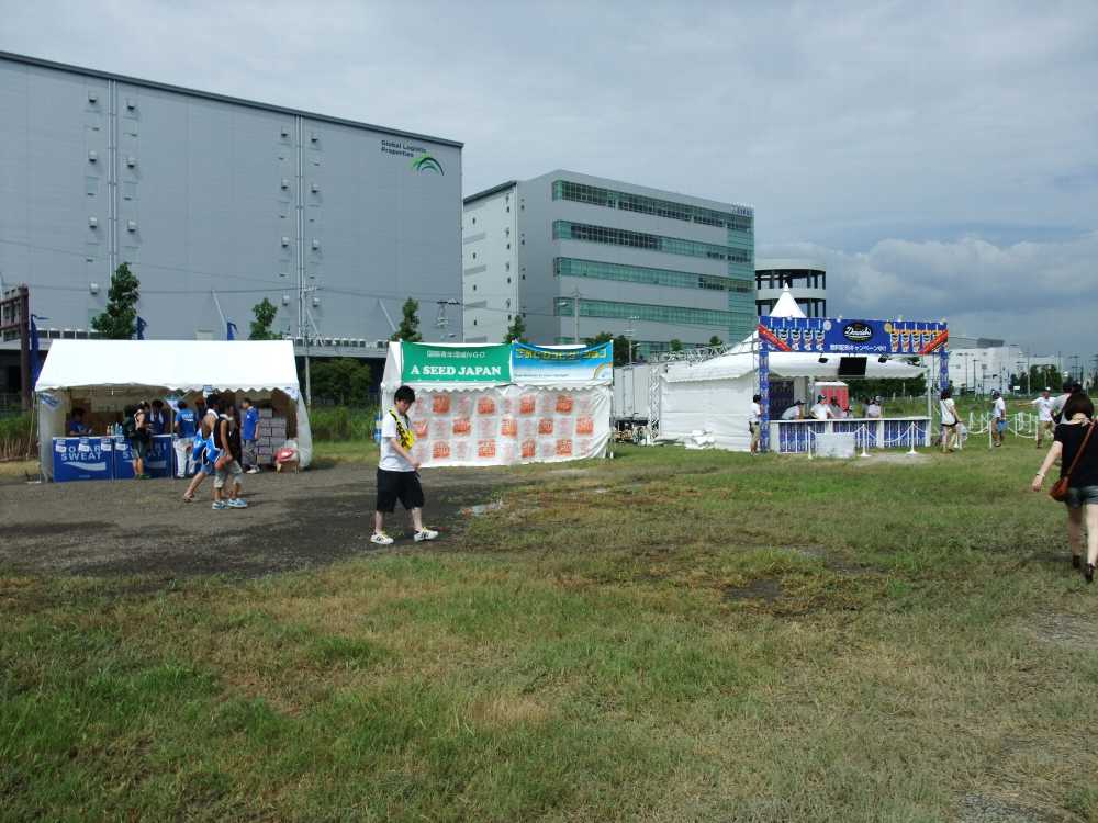 真ん中はA SEEDジャパン、右はグリコのドロリッチ無料配布所、左はポカリスエットのテント。