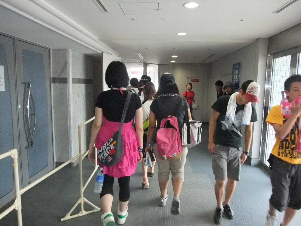 スポーツ施設なので通路は狭い。