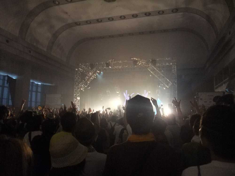 体育館を利用したダンスステージ。