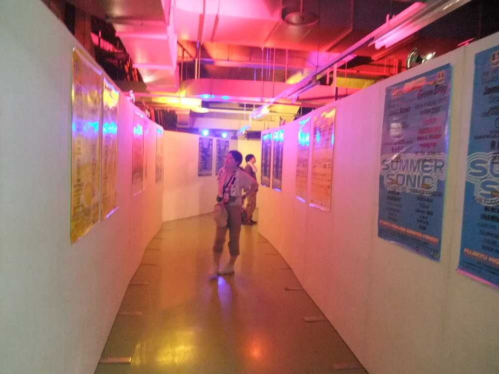 通路に張られた過去のサマーソニックのポスター。