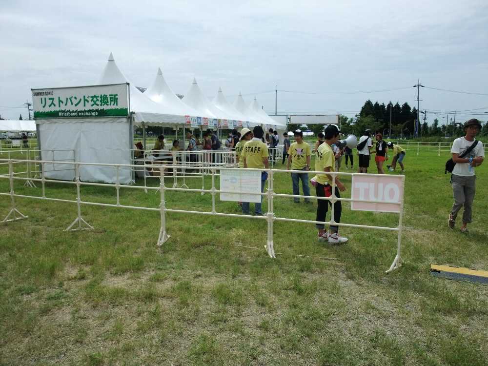 シャトルバス降り場と同じ敷地内にリストバンド交換所があります。