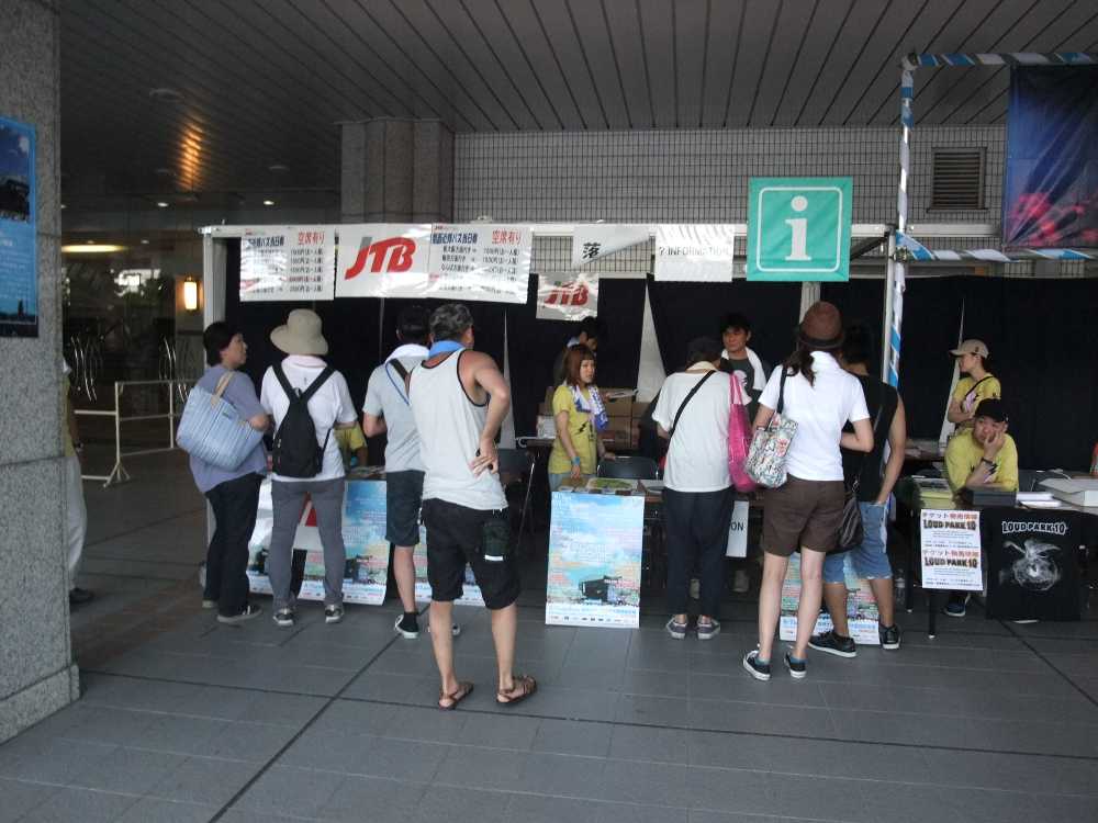 バスの当日券予約も兼ねているインフォメーション。