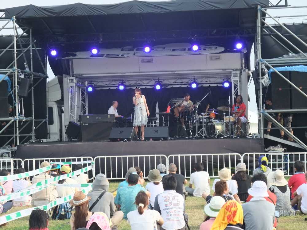 クレモンティーヌが公演していました。ステージの一部はトラックの荷台であることが分かります。