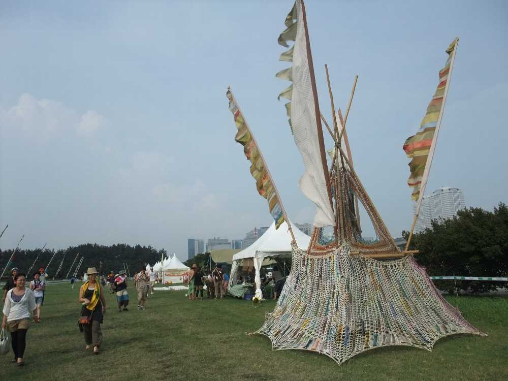 西洋文明に対立するイメージ（記号）としてのオブジェ。