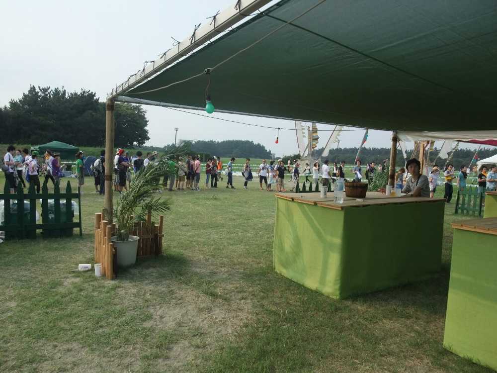 後方の行列はトイレの行列です。