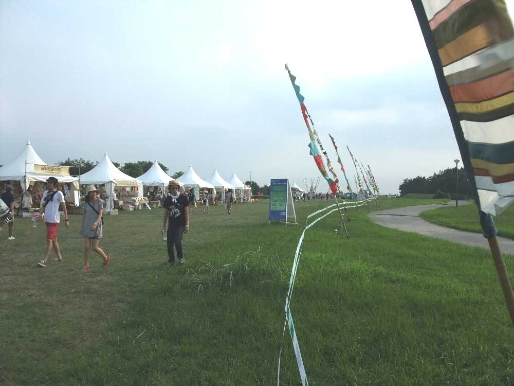 左は物販店のテント。