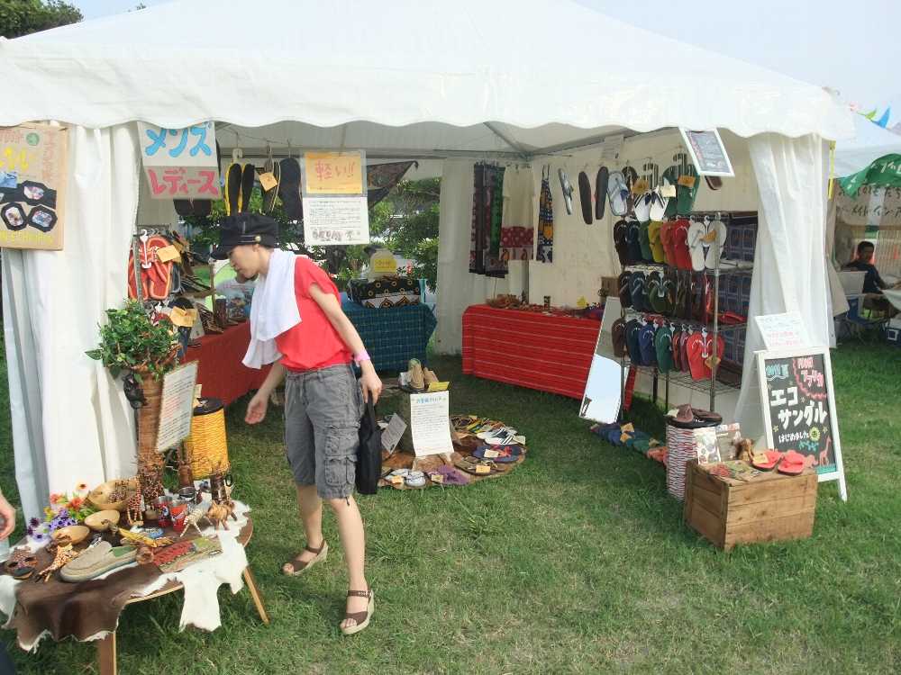 アフリカのサンダル屋さん。