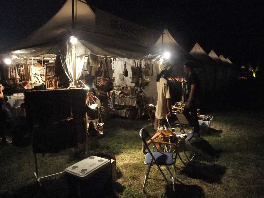 物販店も営業。