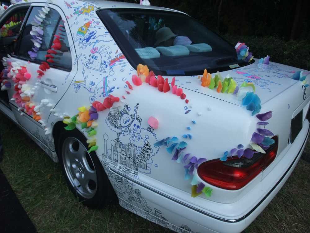 絵を描いて、花弁らしきものを貼りつけています。