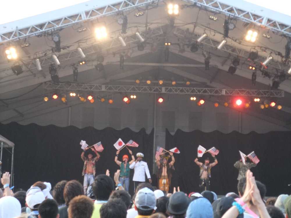 ヴィレッジ・ピープルの公演中。「イン・ザ・ネイヴィー」で手旗信号をしています。